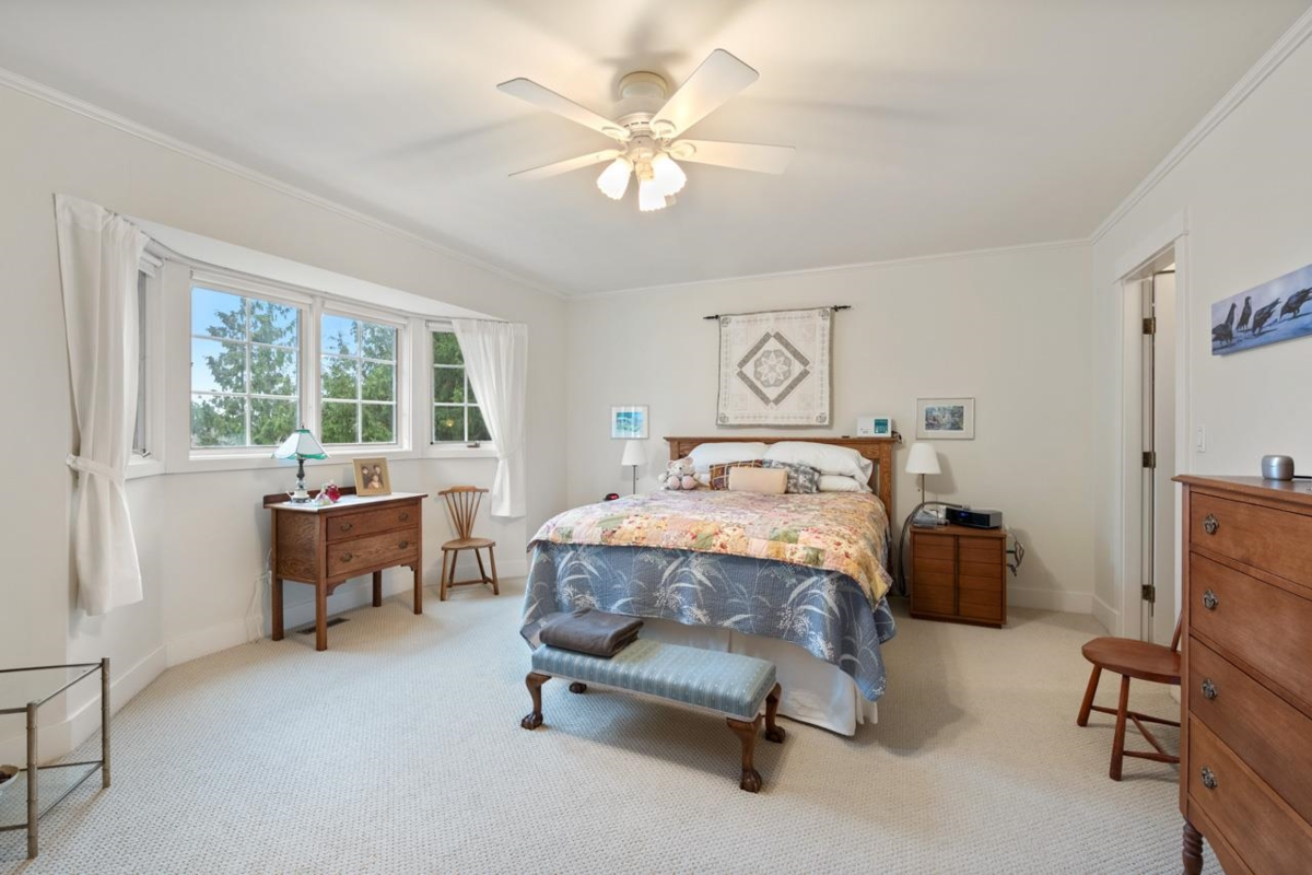 Swimming Pool Photo of 1711 126 Street, Surrey, BC