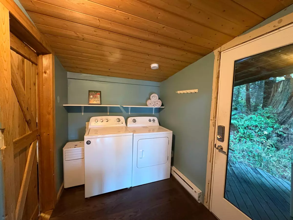 Breakfast Nook Photo of 815 The Grove Road, Gambier Island, BC