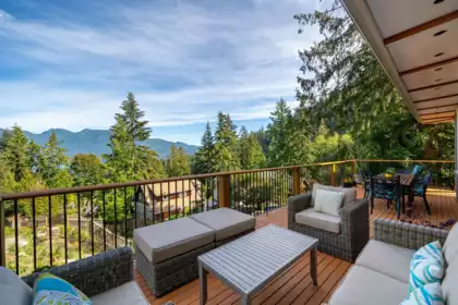 947 Village Drive, Bowen Island, BC, Bowen Island — 4 bed single family residence for sale