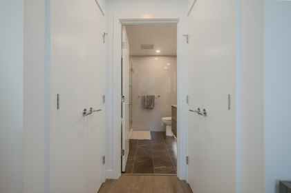 Entry Foyer Photo of 315 15165 Thrift Avenue, White Rock, BC