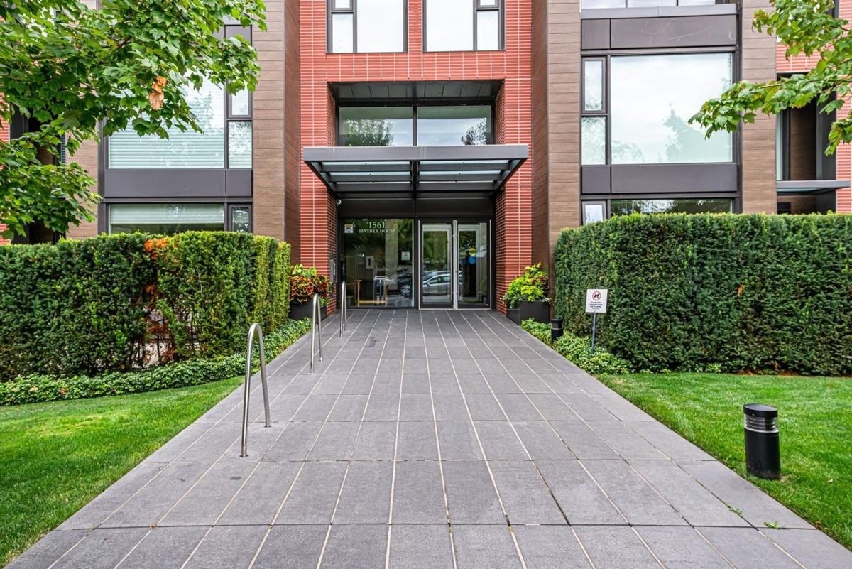 Living Room Photo of 602 1561 W 57th Avenue, Vancouver, BC