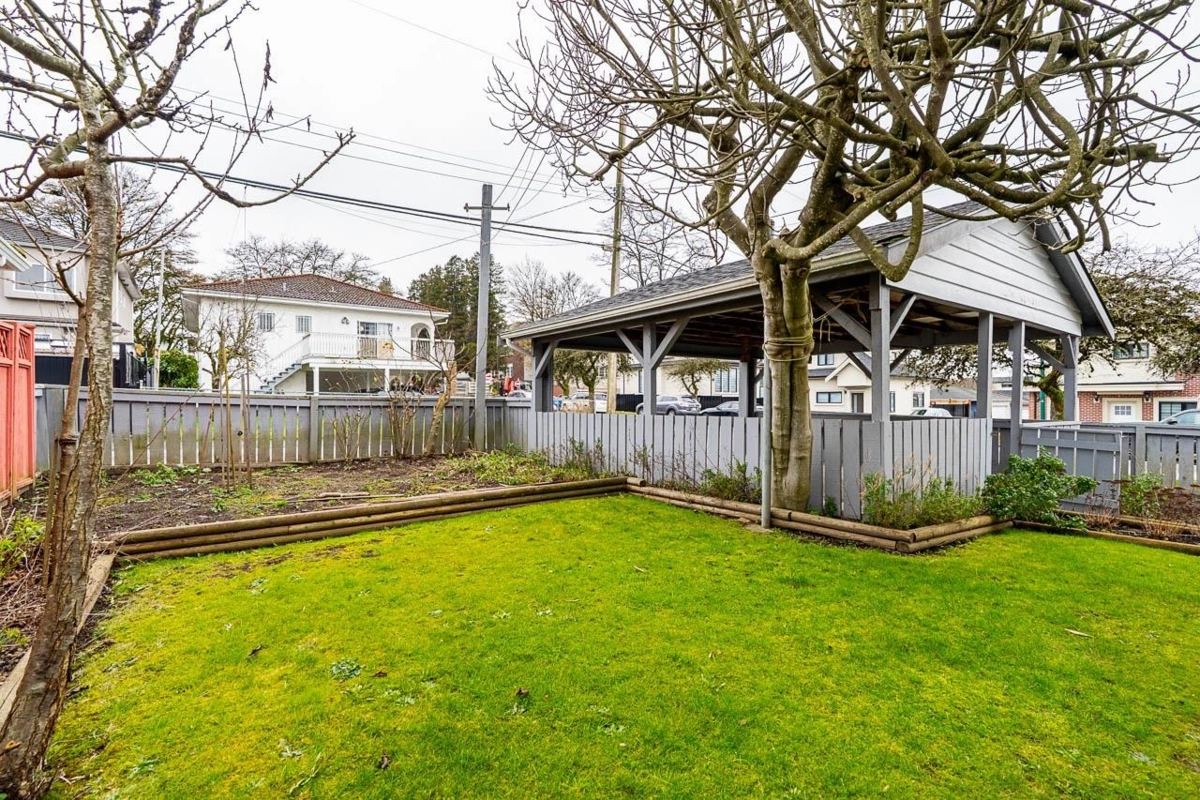 Swimming Pool Photo of 2604 E 19th Avenue, Vancouver, BC