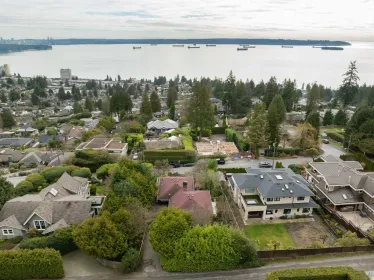 Fitness Center Photo Near 2575 Queens Avenue, West Vancouver, BC