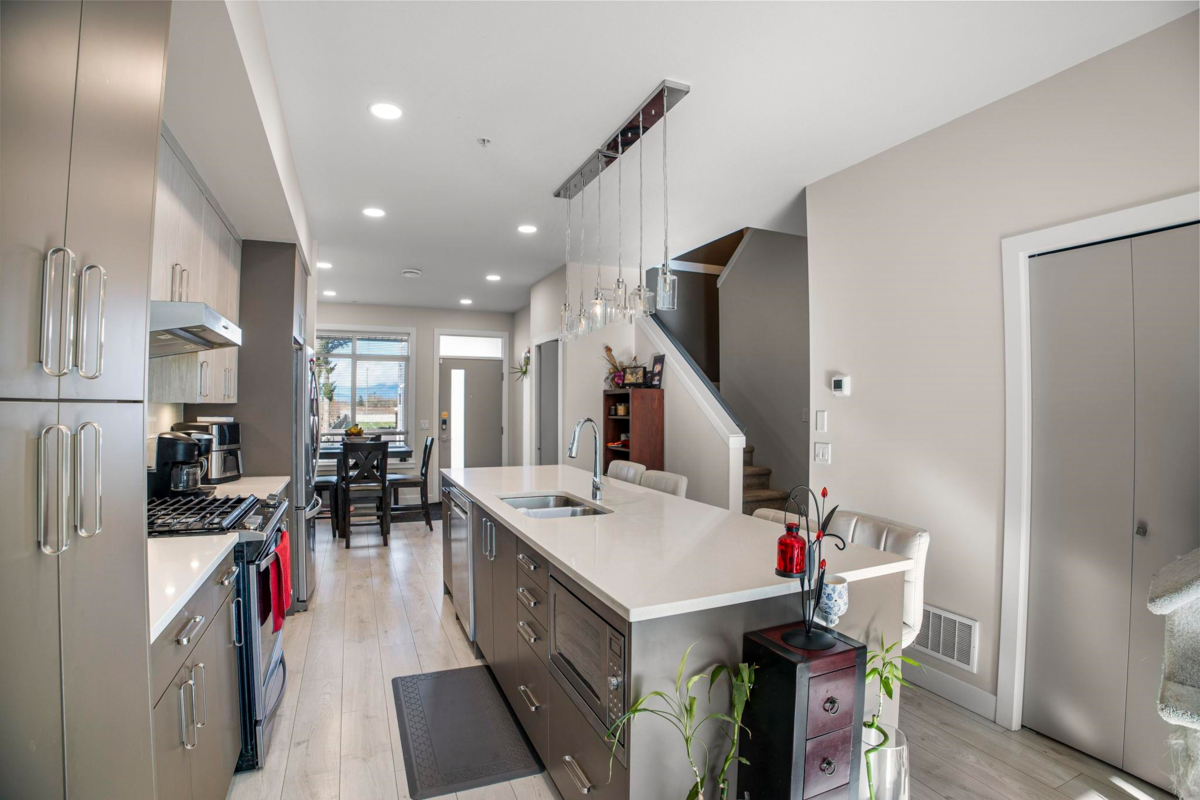 Kitchen Island Photo of 131 46150 Thomas Road, Chilliwack, BC