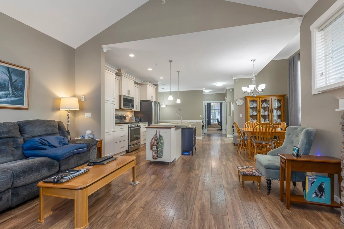 Entry Foyer Photo of 16 5469 Chinook Street, Chilliwack, BC