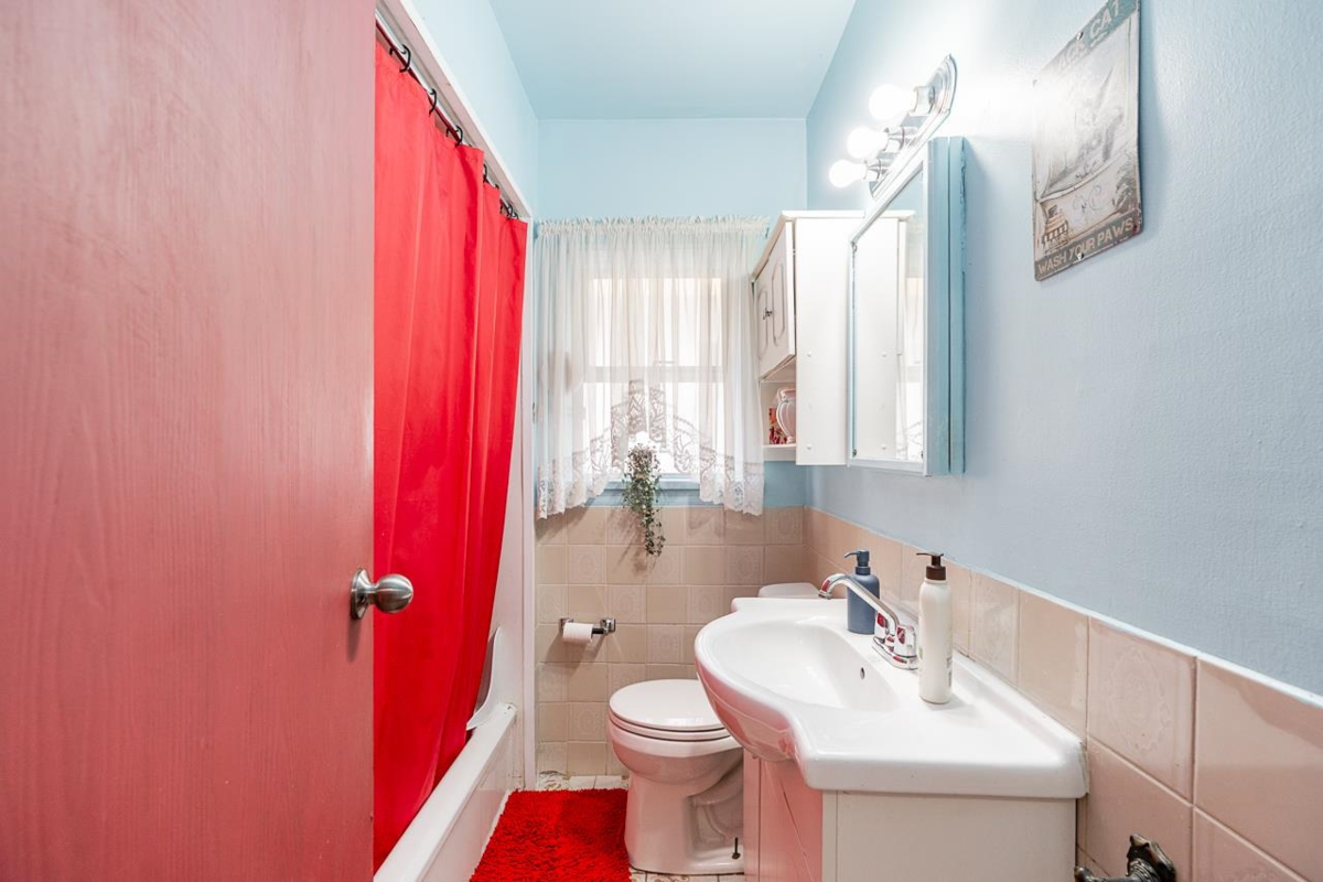 Walk-In Closet Photo of 3895 Windermere Street, Vancouver, BC