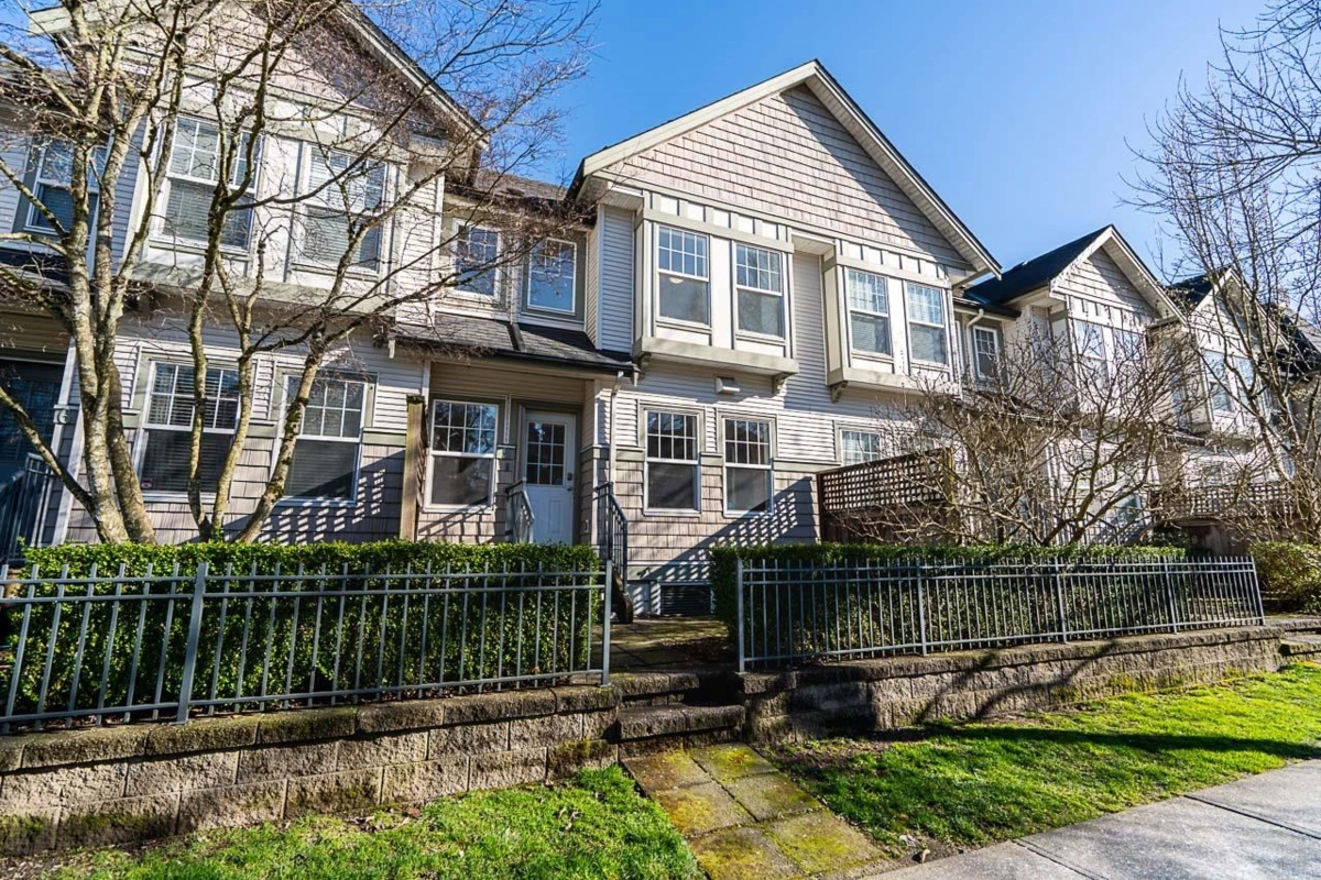 Kitchen Photo of 5 8638 159 Street, Surrey, BC