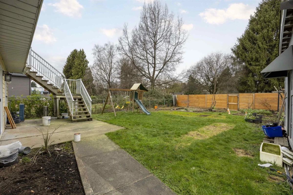 Outdoor Patio Photo of 7549 10th Avenue, Burnaby, BC