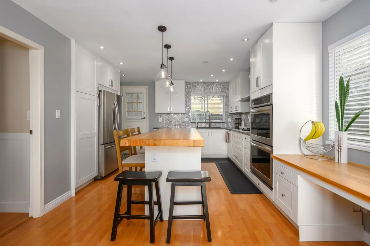 Kitchen Island Photo of 2735 Tempe Knoll Drive, North Vancouver, BC