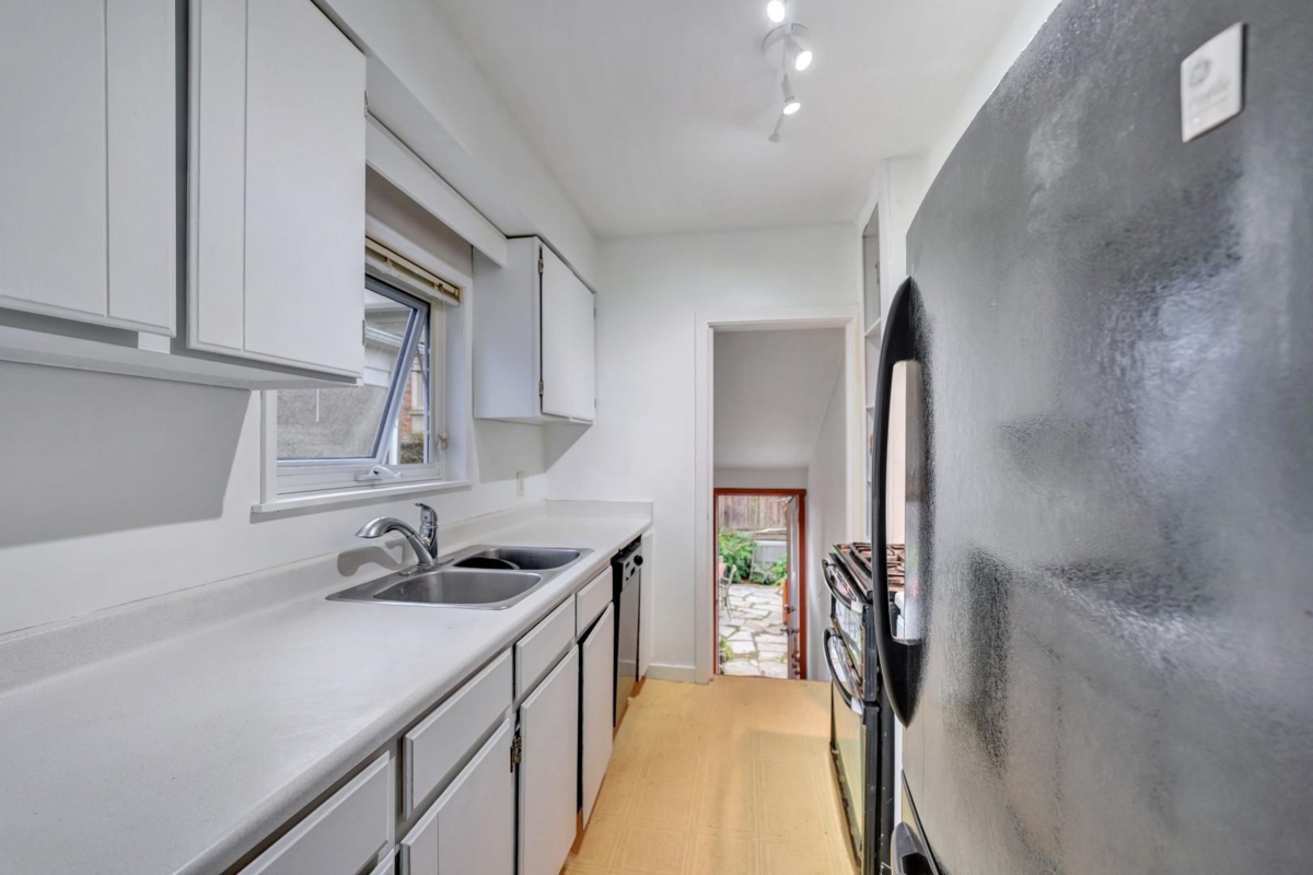 Primary Bathroom Photo of 2303 W 3rd Avenue, Vancouver, BC