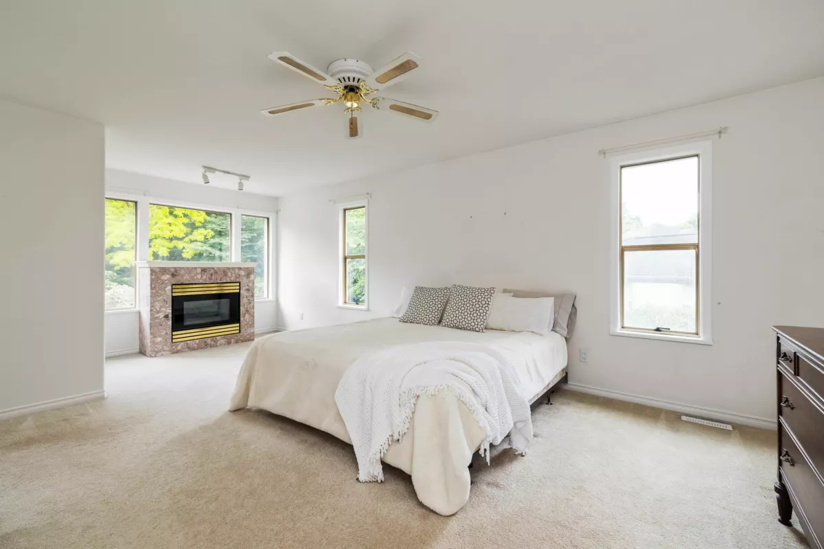 Entry Foyer Photo of 8658 165a Street, Surrey, BC