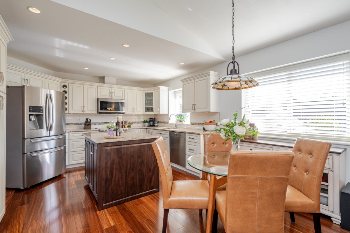 Guest Bathroom Photo of 465 Garrett Street, New Westminster, BC