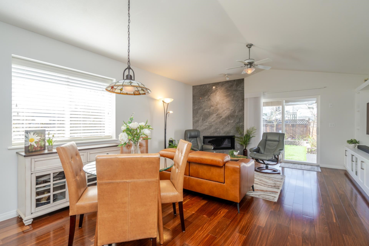 Powder Room Photo of 465 Garrett Street, New Westminster, BC
