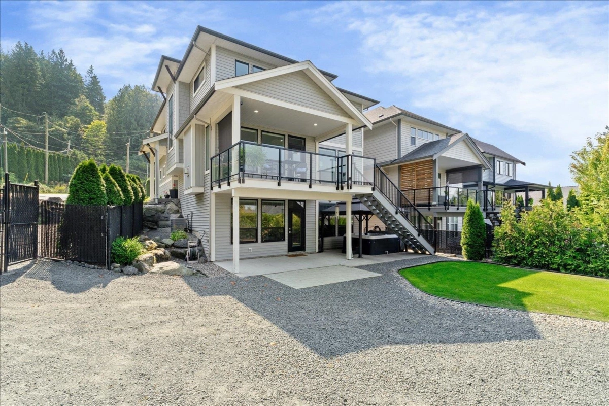 Kitchen Island Photo of 7569 Dickinson Place, Chilliwack, BC