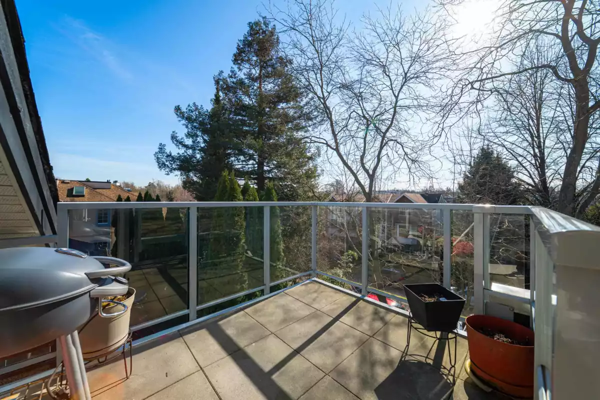 Front Yard Photo of PH3 865 W 15 Avenue, Vancouver, BC