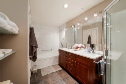 Hallway Photo of PH3 865 W 15 Avenue, Vancouver, BC