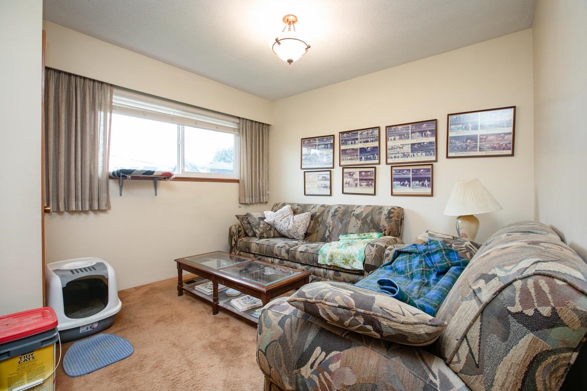 Powder Room Photo of 2435 E 49th Avenue, Vancouver, BC