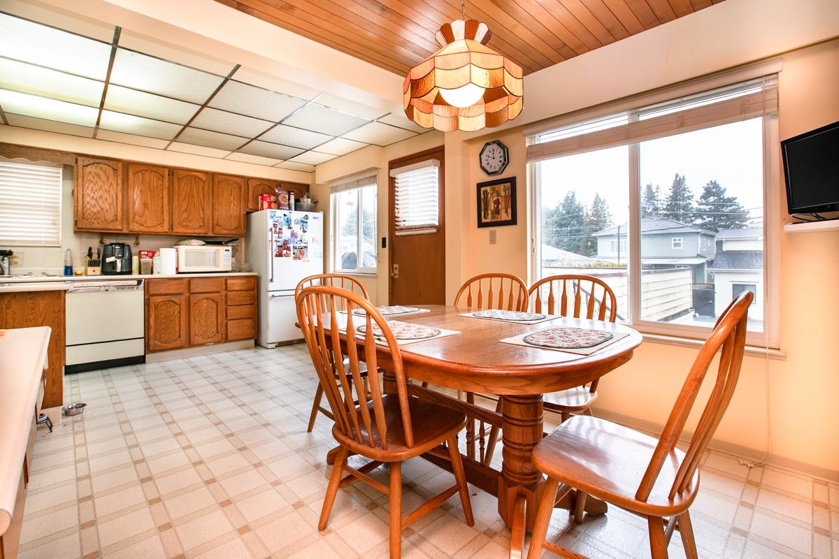 Primary Bathroom Photo of 2435 E 49th Avenue, Vancouver, BC