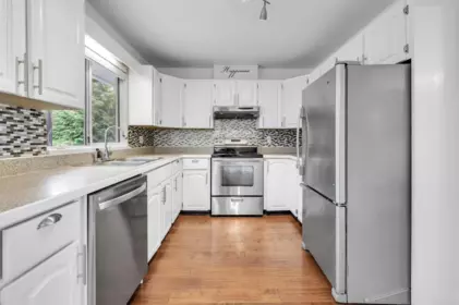 Kitchen Island Photo of 23003 Reid Avenue, Maple Ridge, BC