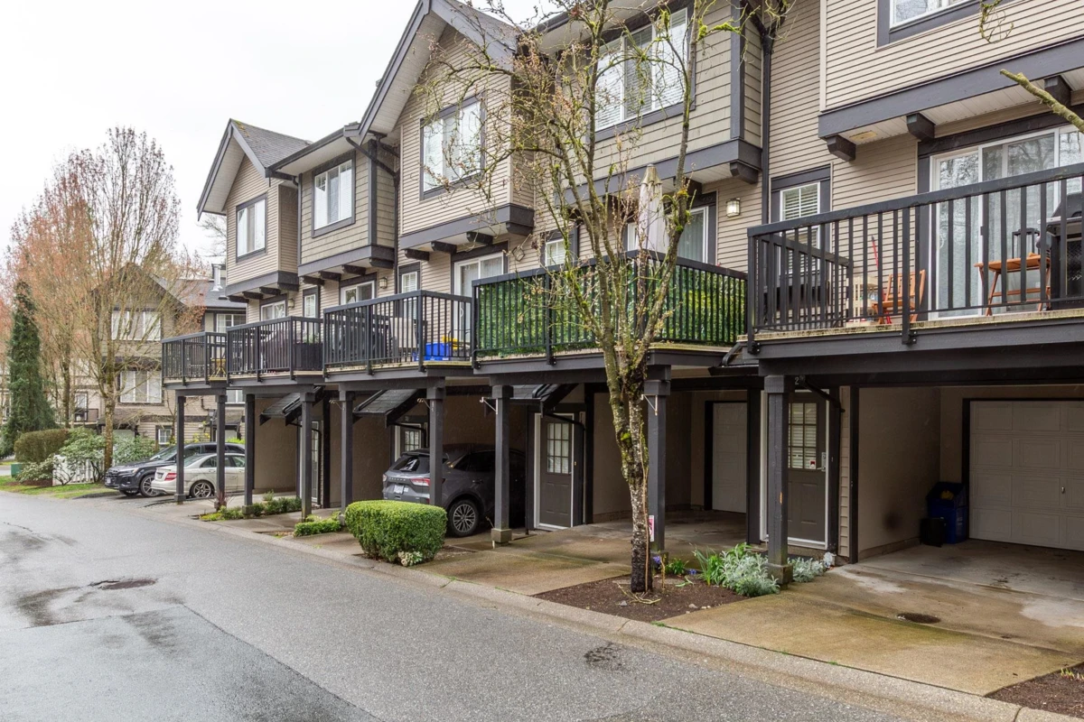 Living Room Photo of 72 20176 68 Avenue, Langley, BC