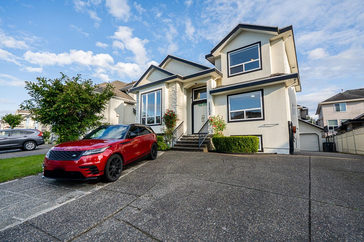 Living Room Photo of 12608 67a Avenue, Surrey, BC