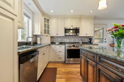 Kitchen Island Photo of 46000 Bonny Avenue, Chilliwack, BC