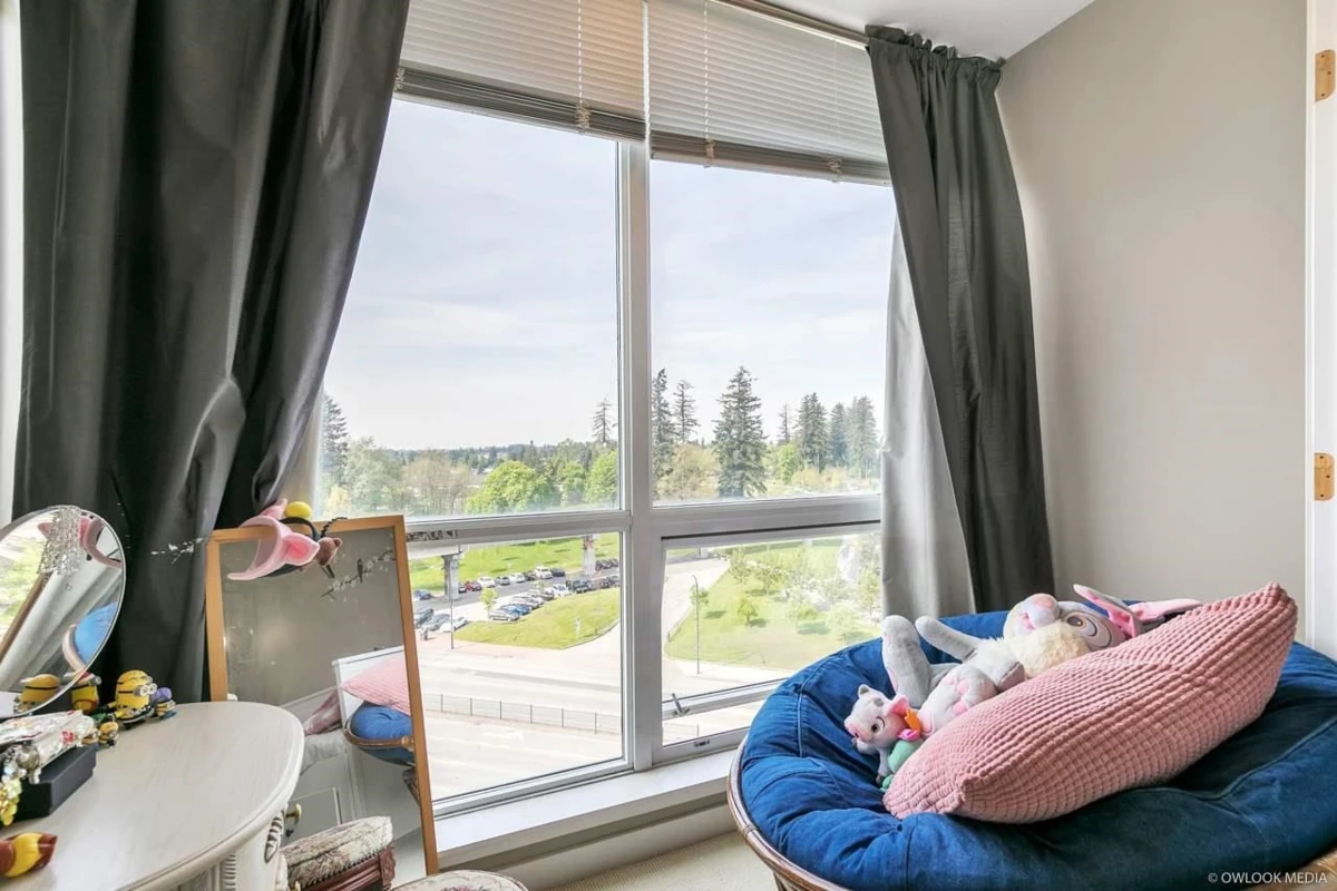 Family Room Photo of 910 13618 100 Avenue, Surrey, BC