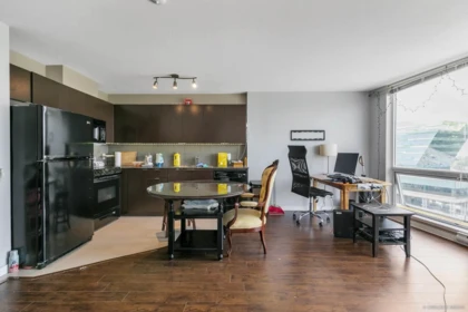 Kitchen Island Photo of 910 13618 100 Avenue, Surrey, BC