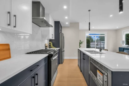 Guest Bathroom Photo of 4 11384 207 Street, Maple Ridge, BC