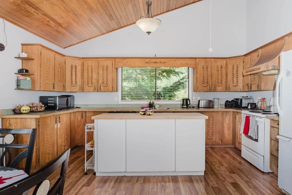 Dining Area Photo of 5899 Spriggs Road, Madeira Park, BC