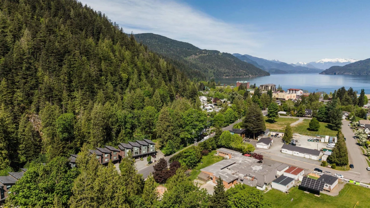 Exterior Rear Photo of 5 520 Hot Springs Road, Harrison Hot Springs, BC