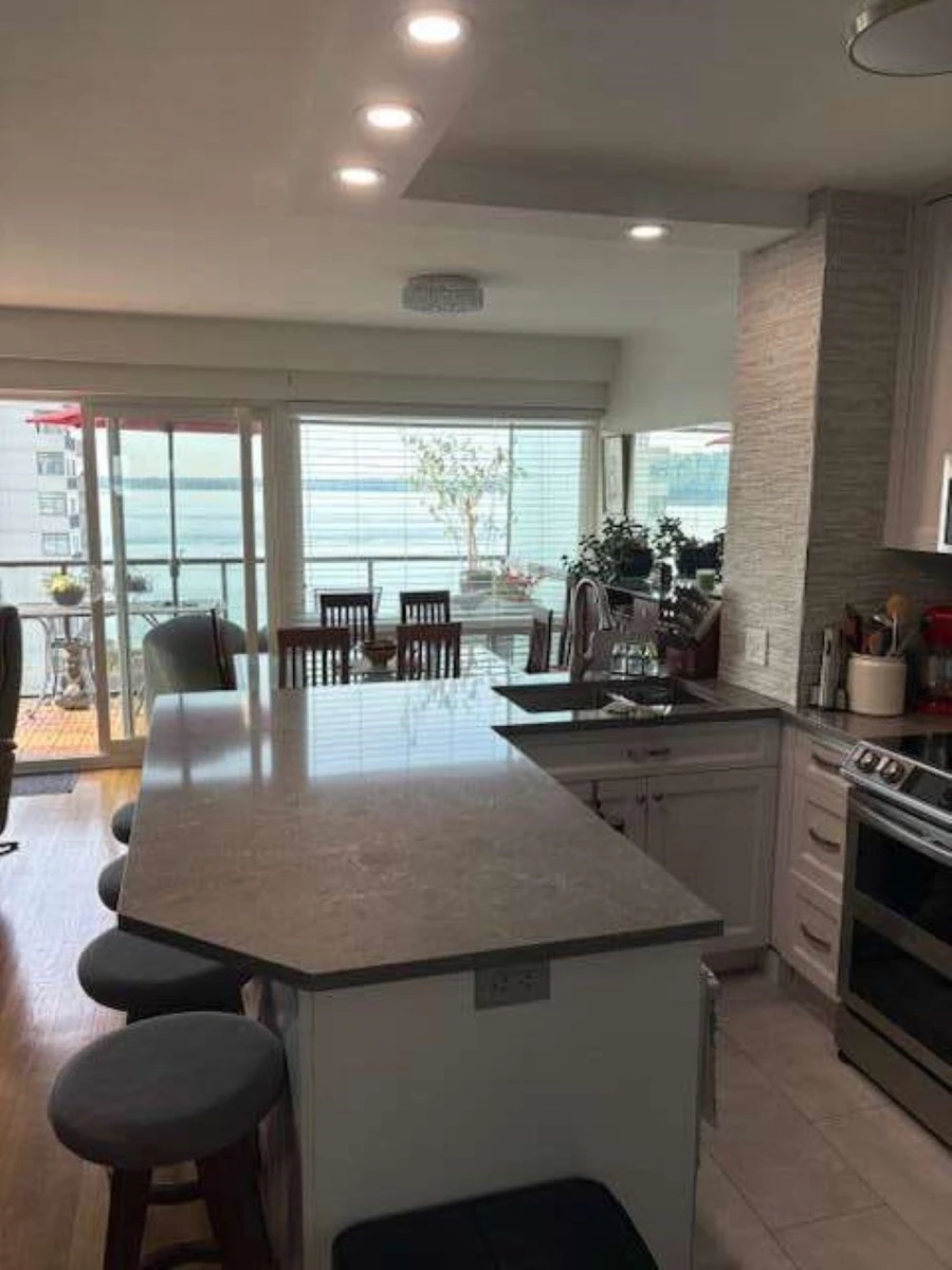 Living Room Photo of 404 1845 Bellevue Avenue, West Vancouver, BC
