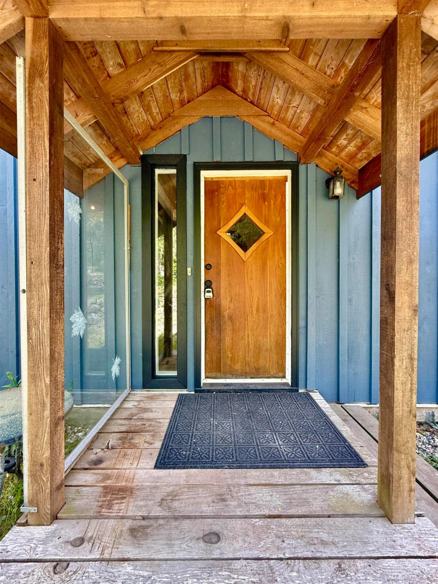 Living Room Photo of 6376 Sunshine Coast Highway, Sechelt, BC