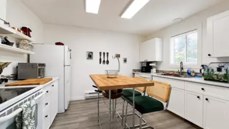 Kitchen Island Photo of 4 32821 6 Avenue, Mission, BC