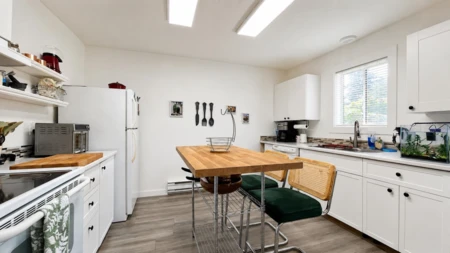 Kitchen Island Photo of 4 32821 6th Avenue, Mission, BC
