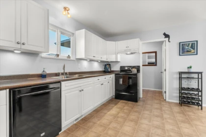 Kitchen Island Photo of 46329 Strathcona Road, Chilliwack, BC