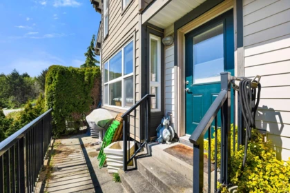 Front Yard Photo of 6 1204 Main Street, Squamish, BC