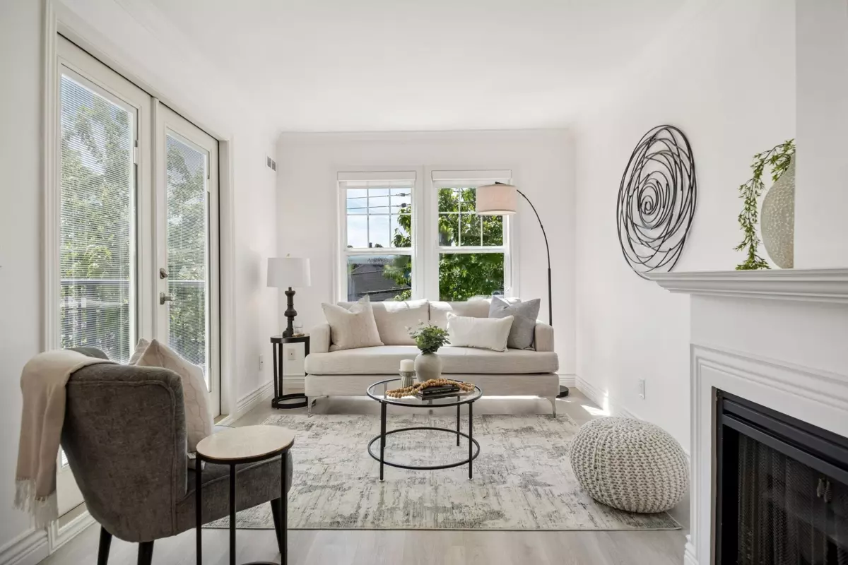 Living Room Photo of 305 962 W 16th Avenue, Vancouver, BC