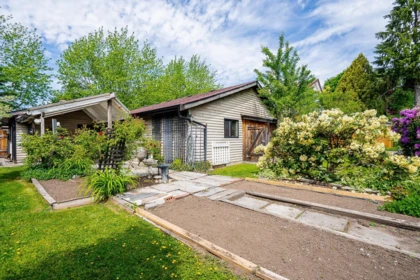 Swimming Pool Photo of 9120 145a Street, Surrey, BC