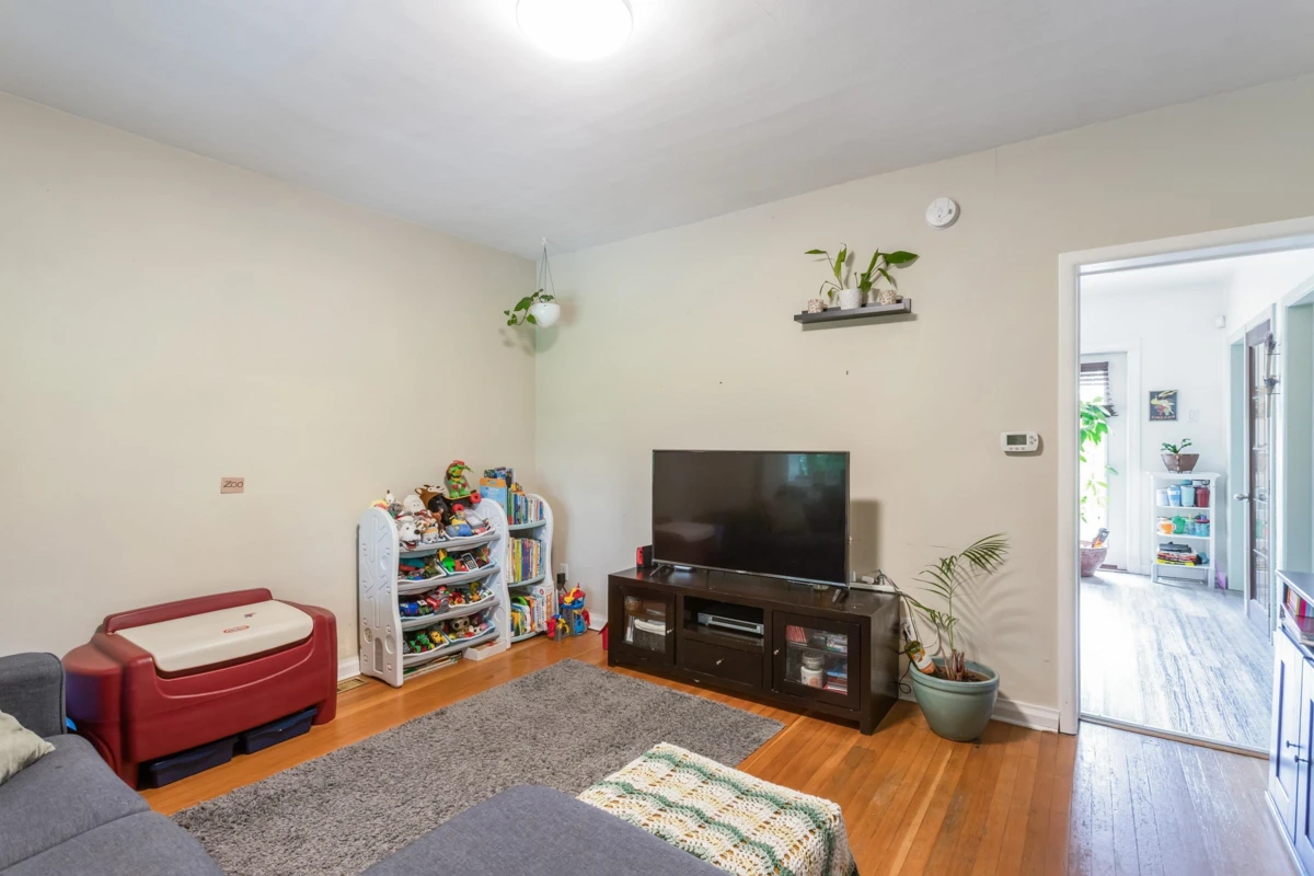 Family Room Photo of 550 Cassiar Street, Vancouver, BC