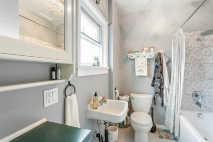 Primary Bathroom Photo of 550 Cassiar Street, Vancouver, BC