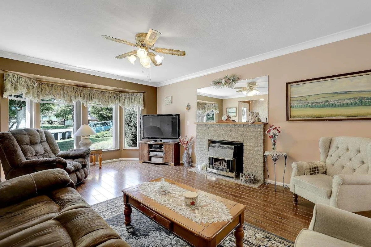 Living Room Photo of 15965 89 Avenue, Surrey, BC