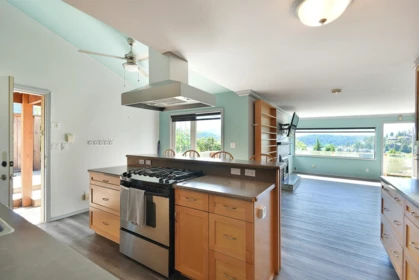 511 S Fletcher Road, Gibsons, BC, Gibsons — Single Family Residence for sale