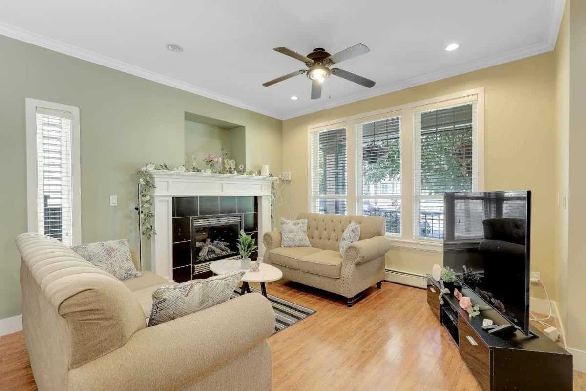 Family Room Photo of 13542 80a Avenue, Surrey, BC