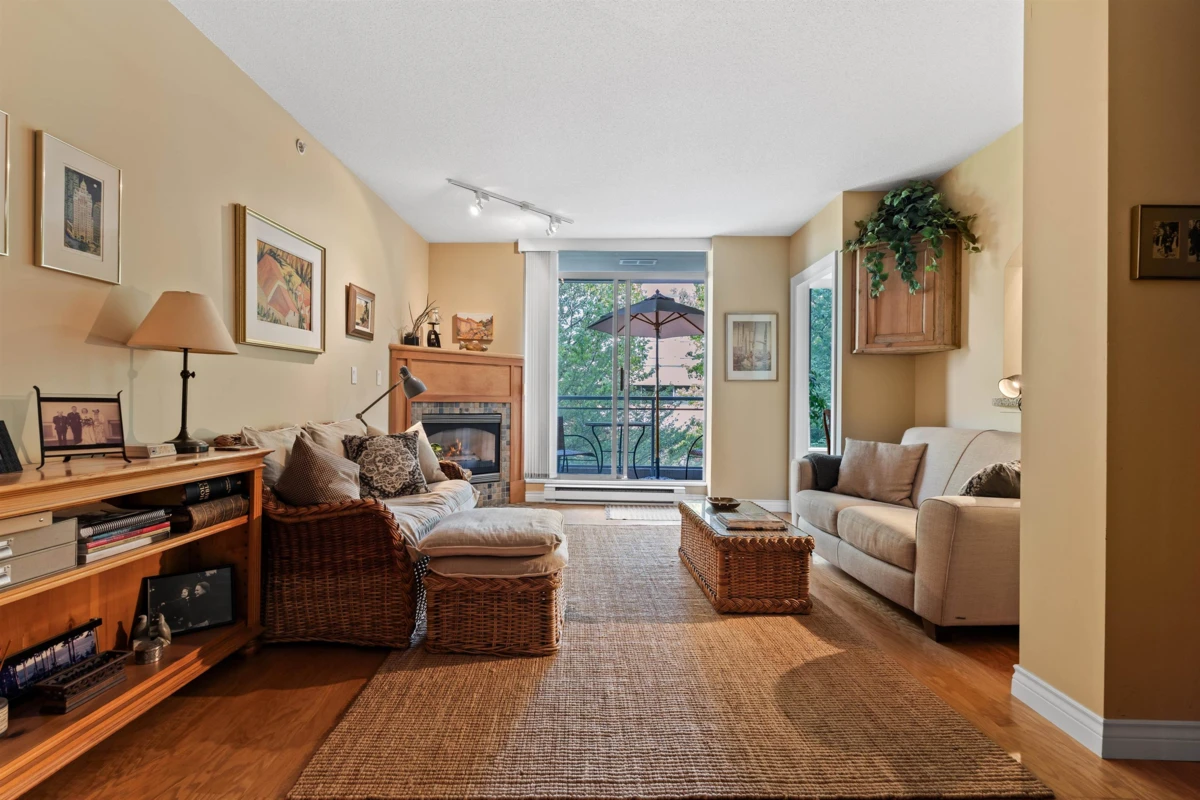 Living Room Photo of 302 588 16th Street, West Vancouver, BC