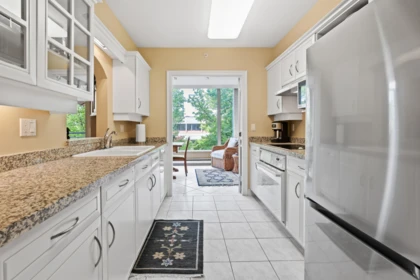 Breakfast Nook Photo of 302 588 16th Street, West Vancouver, BC