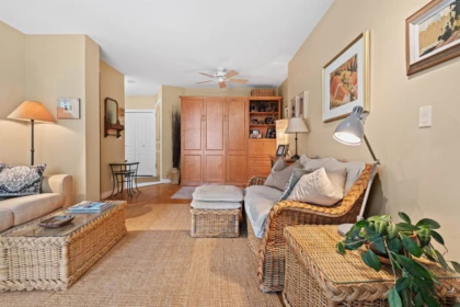 Entry Foyer Photo of 302 588 16th Street, West Vancouver, BC