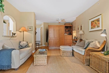 Hallway Photo of 302 588 16th Street, West Vancouver, BC