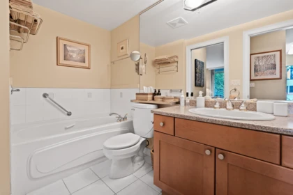 Kitchen Photo of 302 588 16th Street, West Vancouver, BC