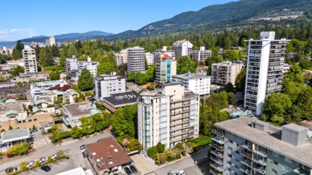 Swimming Pool Photo of 302 588 16th Street, West Vancouver, BC